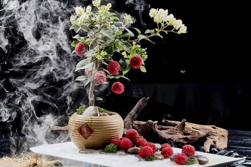 杨梅树下杨梅果炸虾球图片