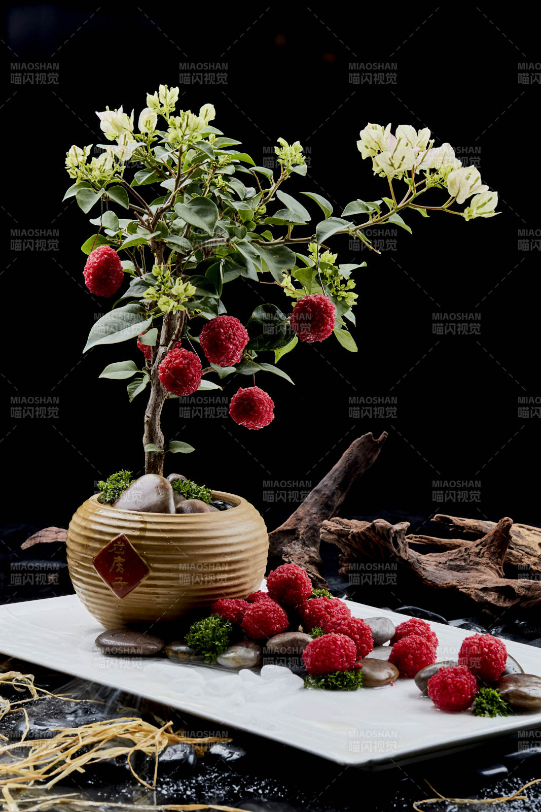 杨梅树下杨梅果炸虾球图片