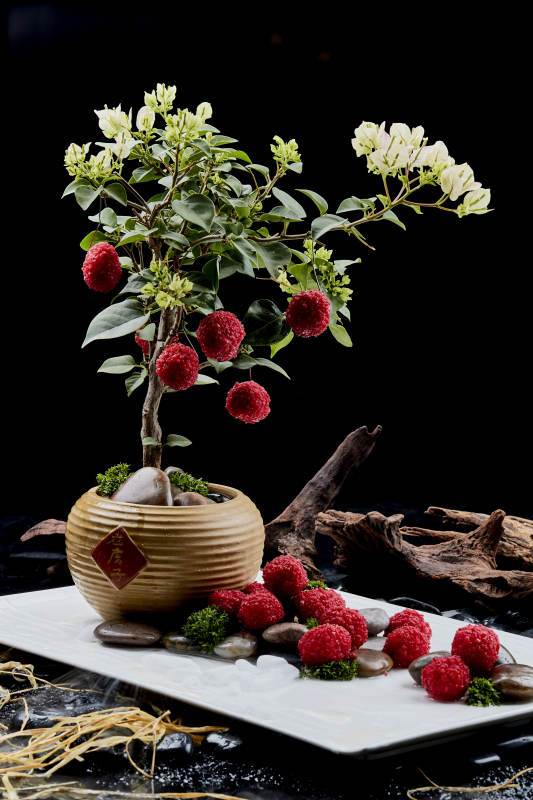 杨梅树下杨梅果炸虾球图片