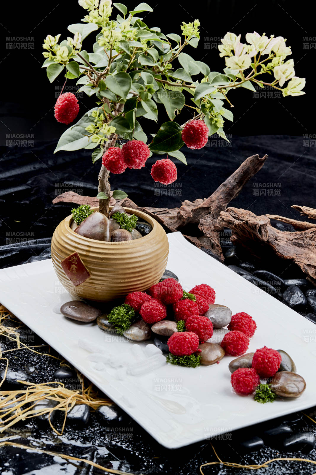 杨梅树下杨梅果炸虾球图片