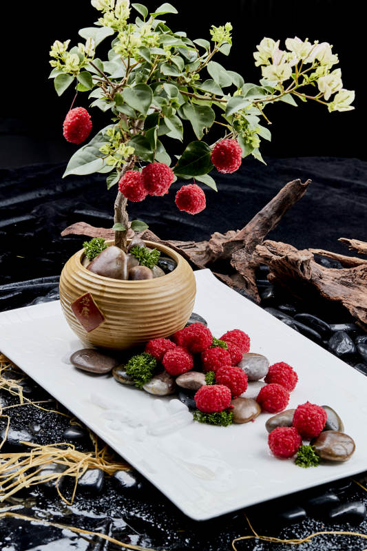 杨梅树下杨梅果炸虾球图片