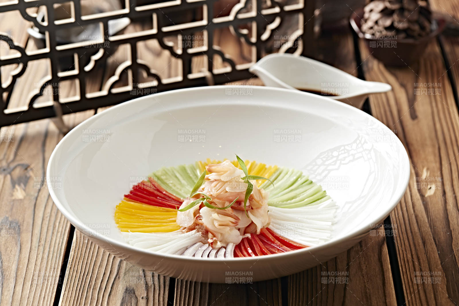 七彩蔬菜丝配蘸汁螺片北极贝尖图片