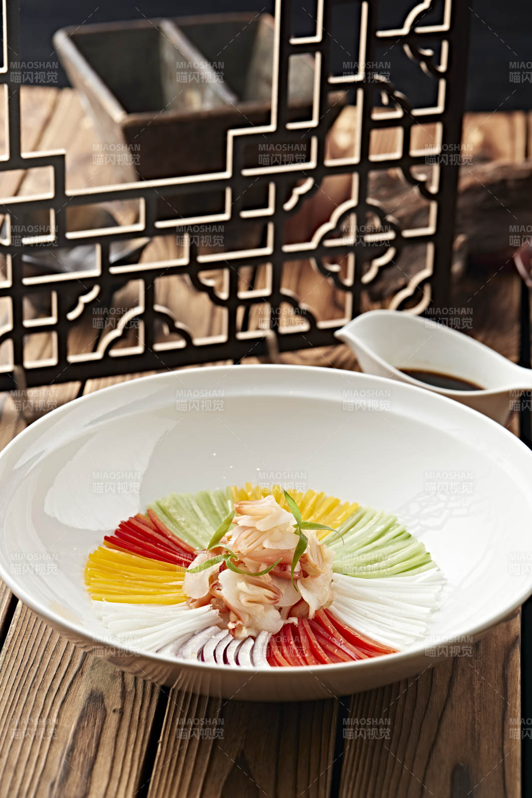 七彩蔬菜丝配蘸汁螺片北极贝尖图片