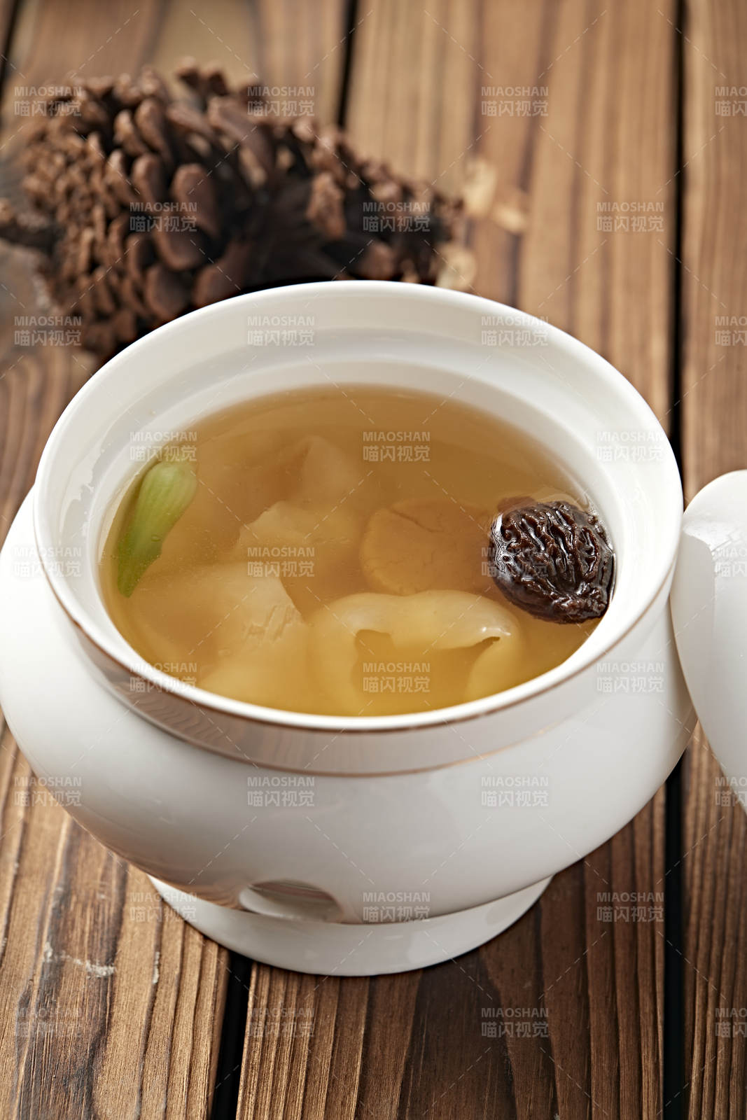 羊肚菌花胶鱼肚瑶柱干贝汤图片