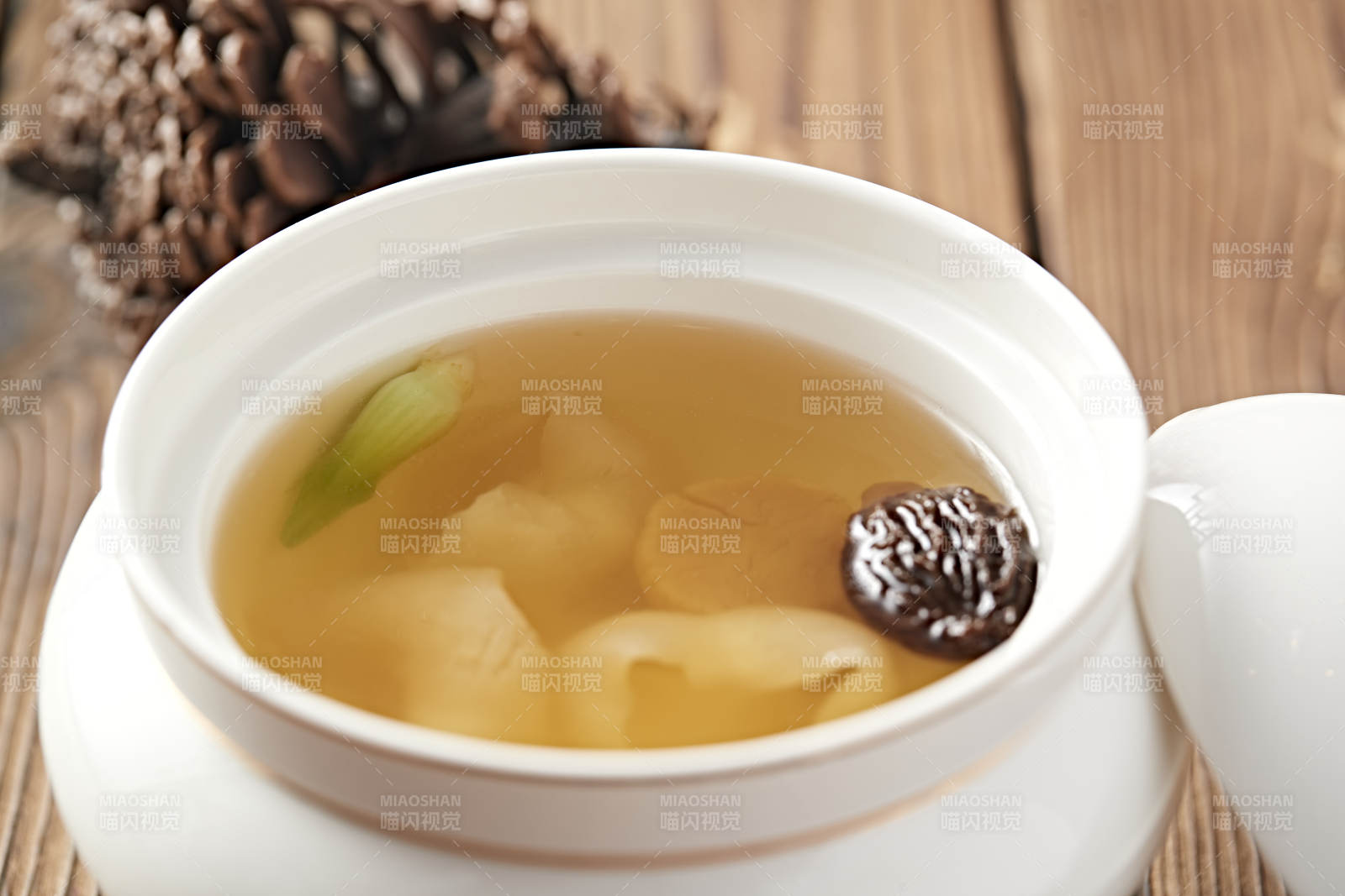 羊肚菌花胶鱼肚瑶柱干贝汤图片