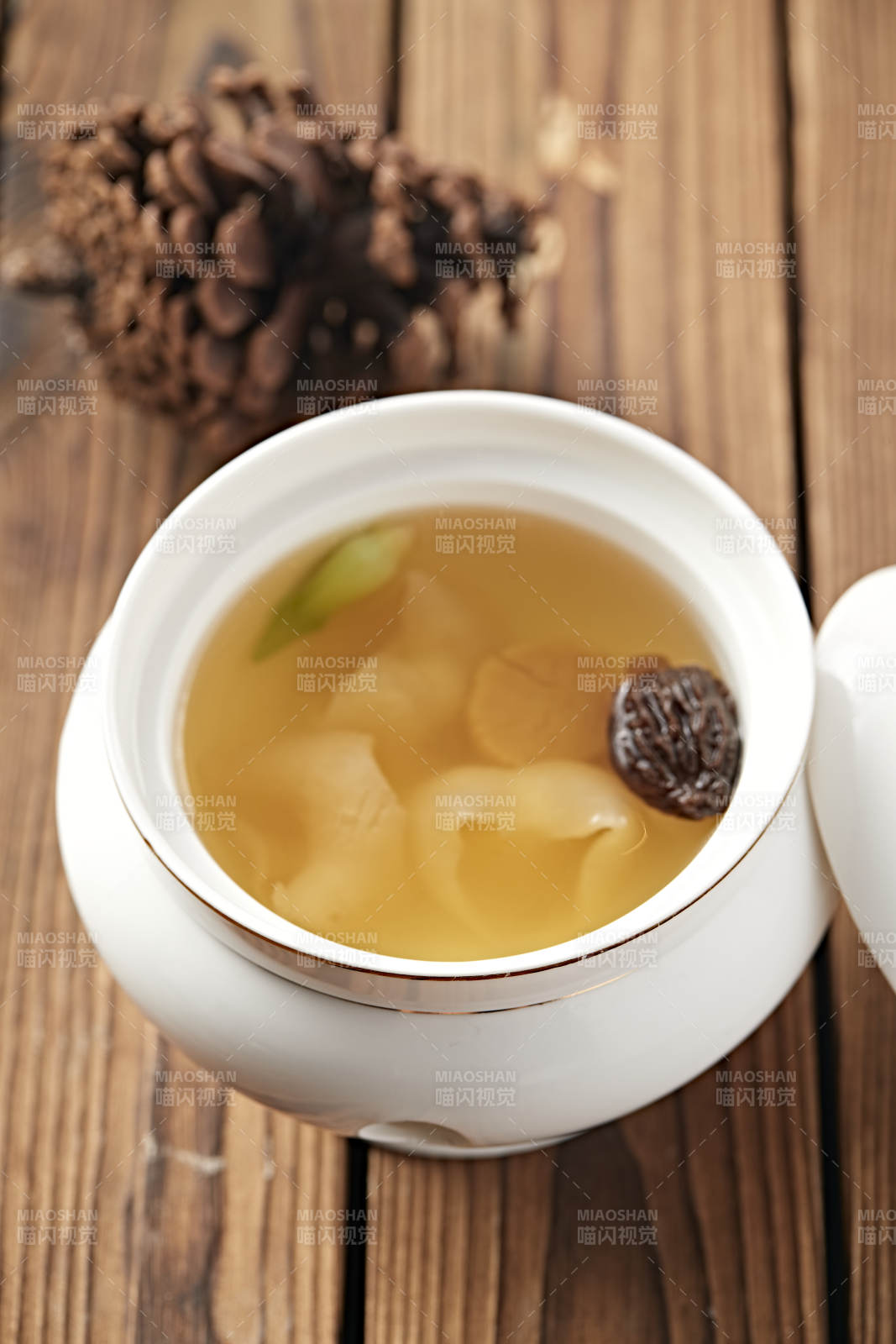 羊肚菌花胶鱼肚瑶柱干贝汤图片