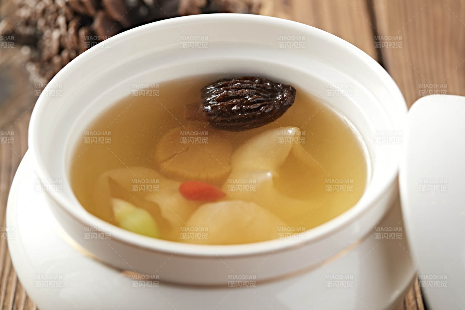 羊肚菌花胶鱼肚瑶柱干贝汤图片