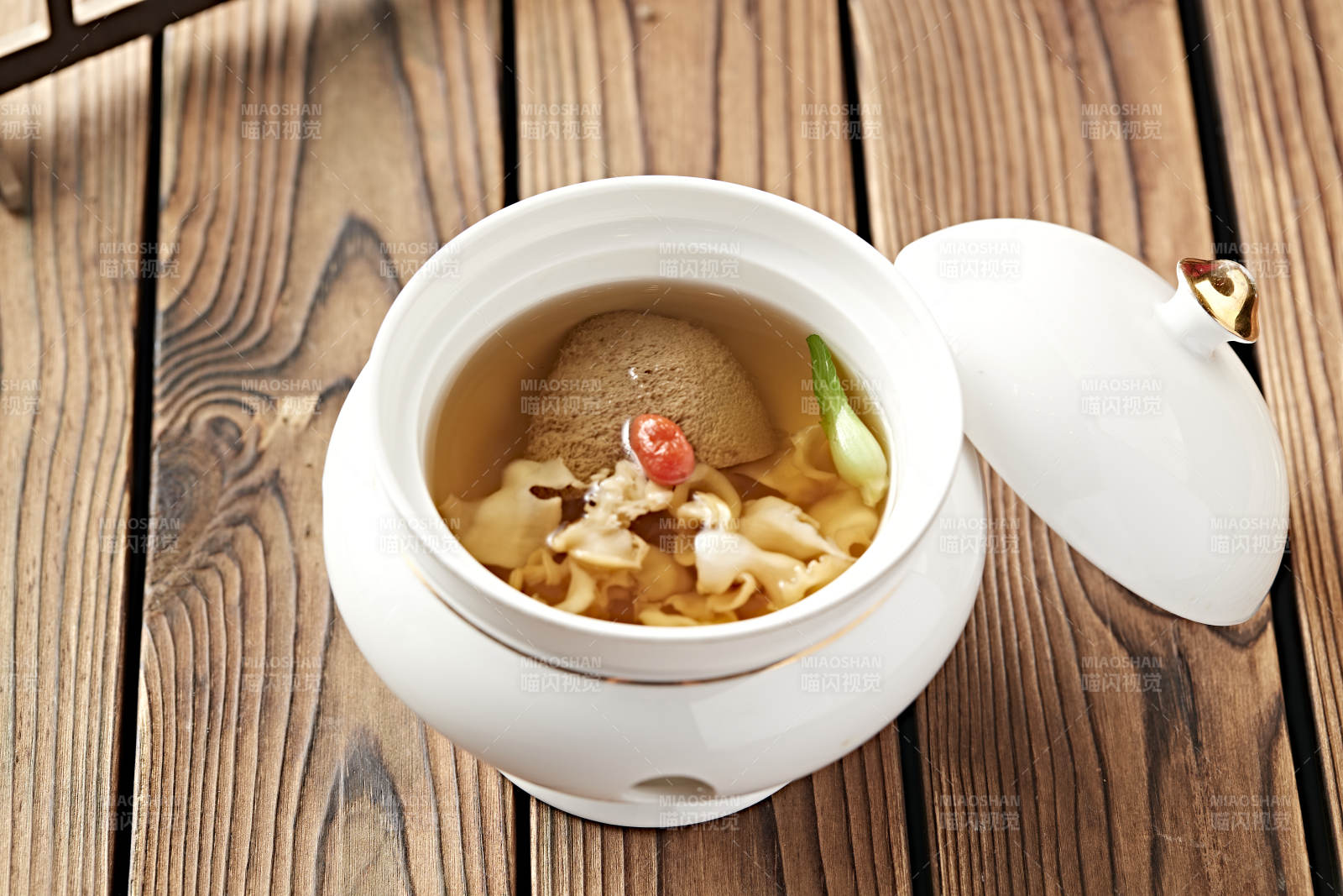 枸杞螺肉猴头菌菇滋补汤图片