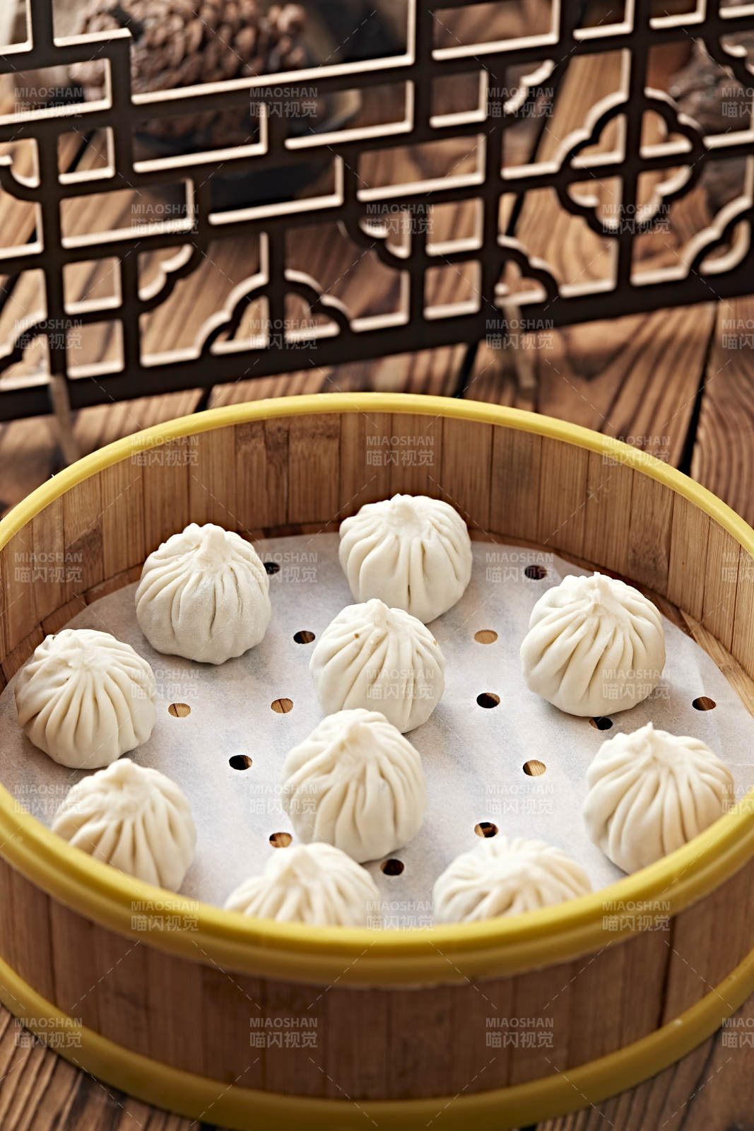 笼屉装的包子图片