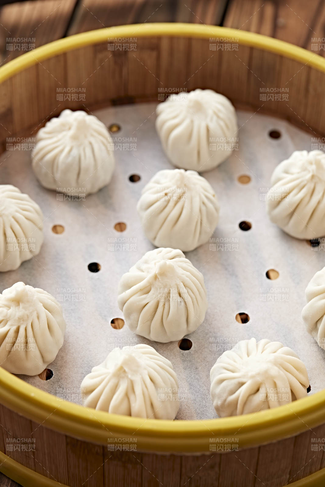 笼屉装的包子图片