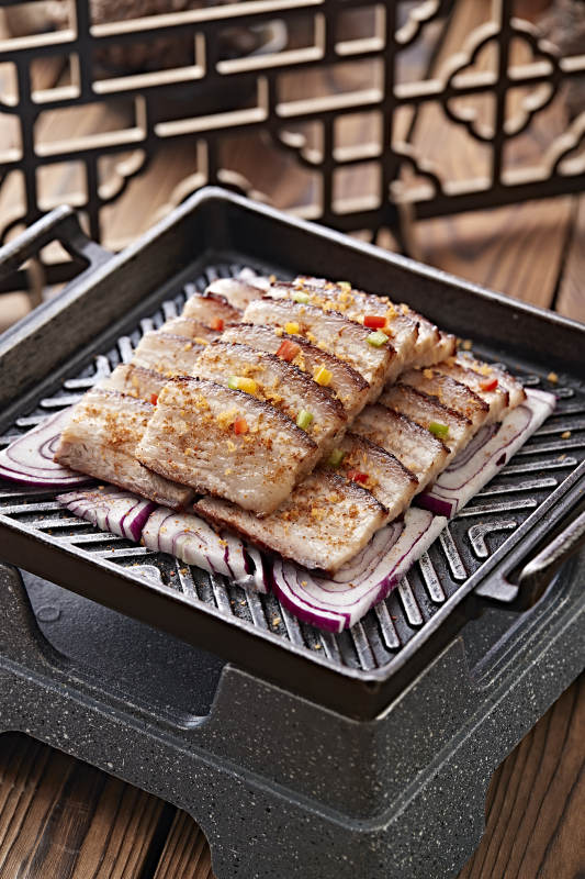 炙子铁板香烤五花肉图片