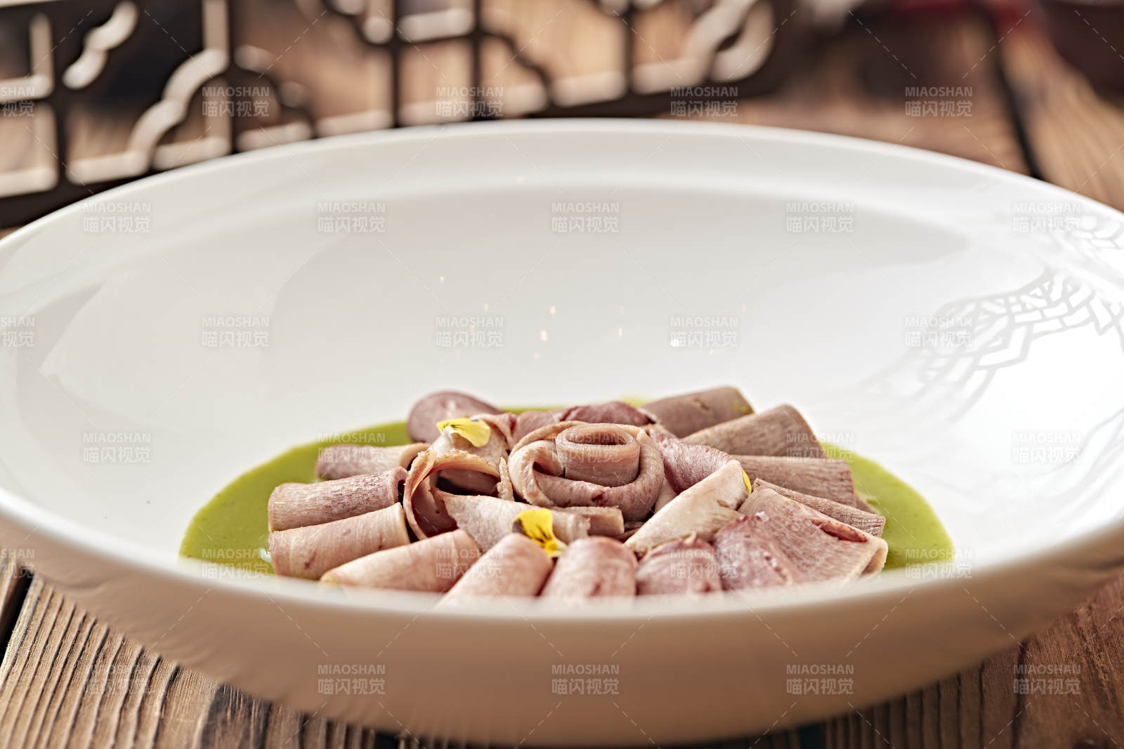 浇汁牛口条牛舌图片