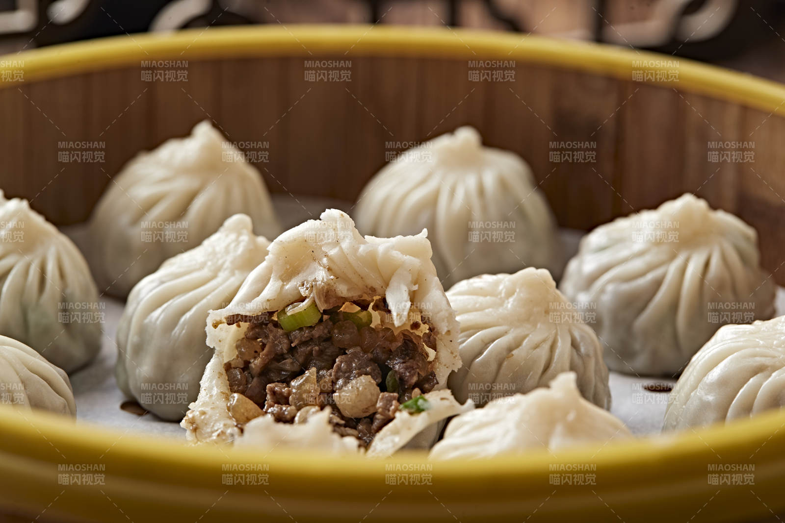 笼屉装的包子图片