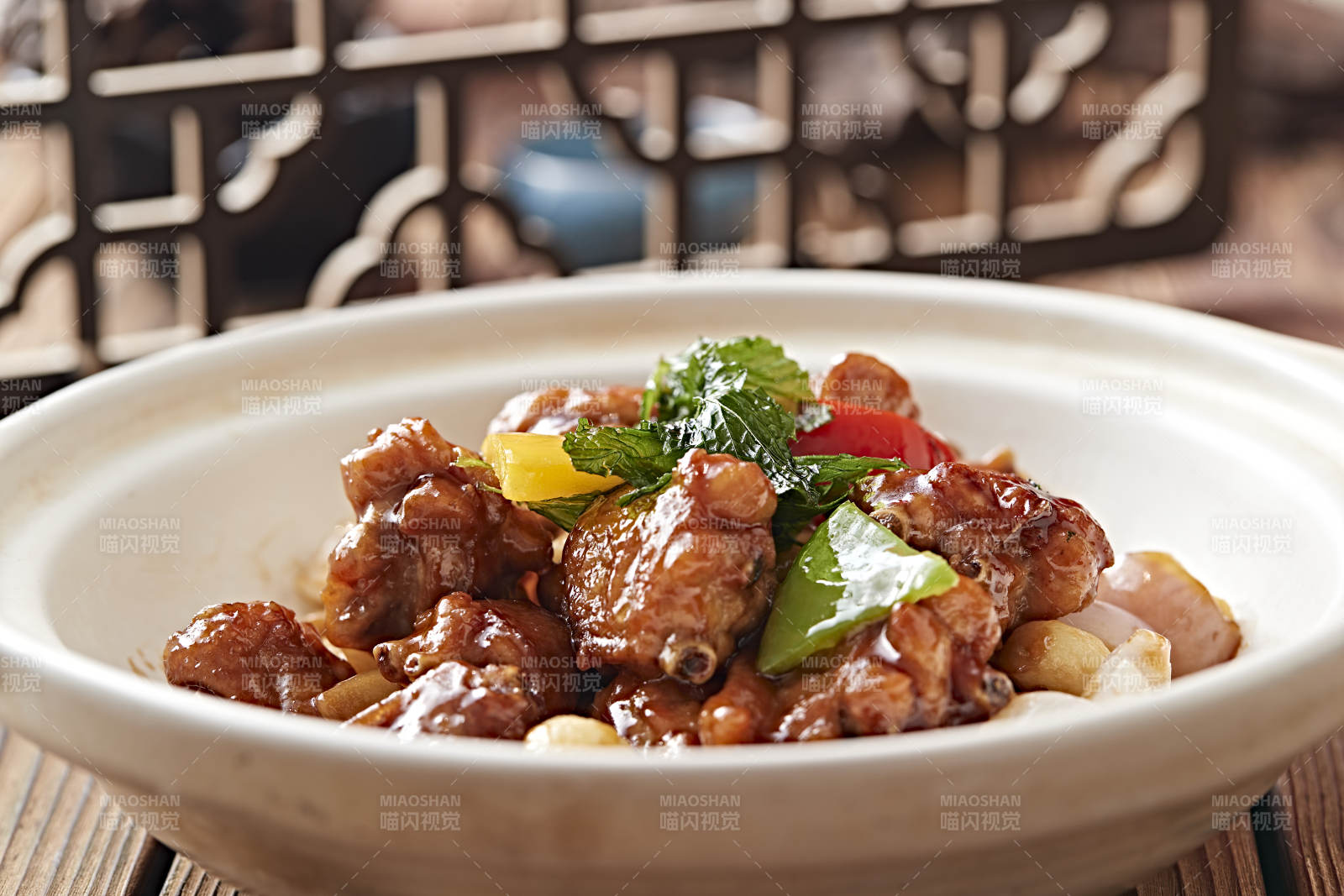 砂锅彩椒蒜香鸡腿堡图片