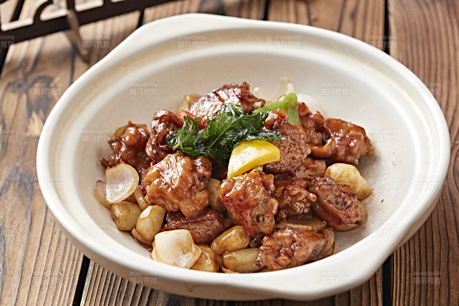 砂锅彩椒蒜香鸡腿堡图片