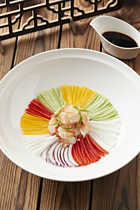 七彩蔬菜丝配蘸汁螺片北极贝尖图片