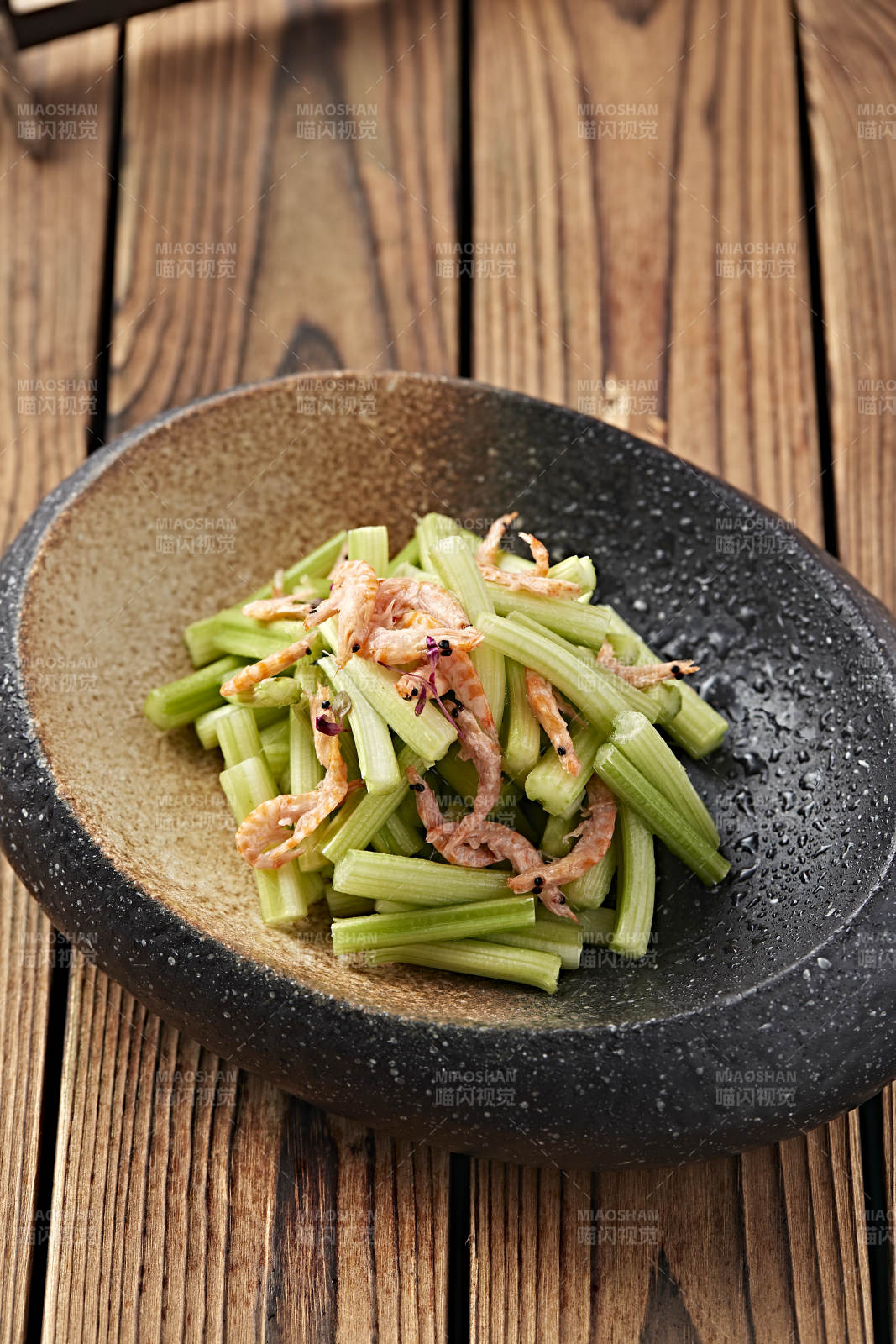 凉拌西芹樱花虾干图片