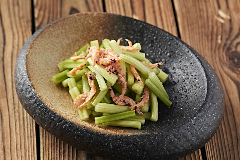 凉拌西芹樱花虾干图片