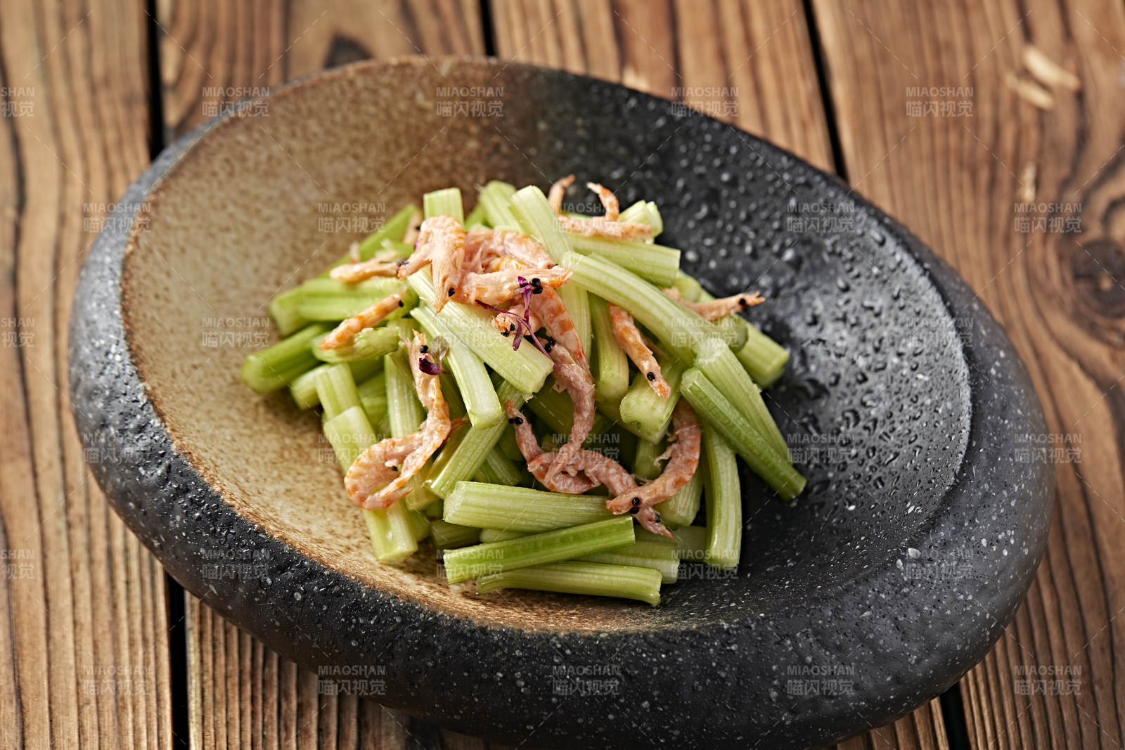 凉拌西芹樱花虾干图片