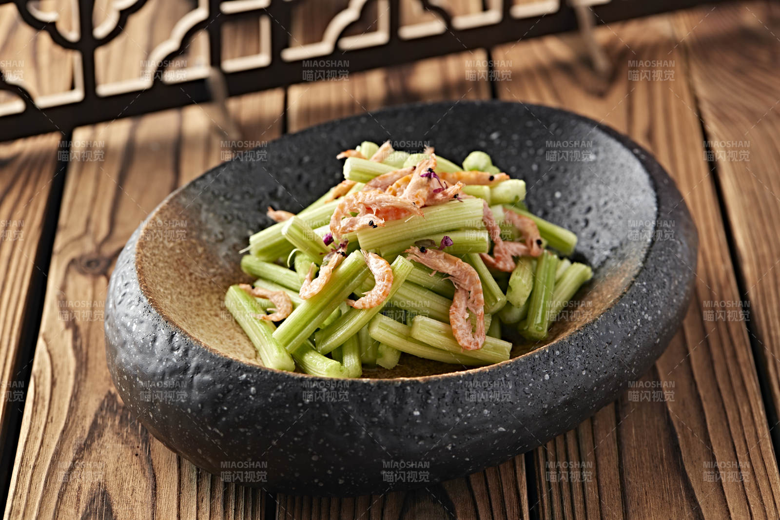 凉拌西芹樱花虾干图片