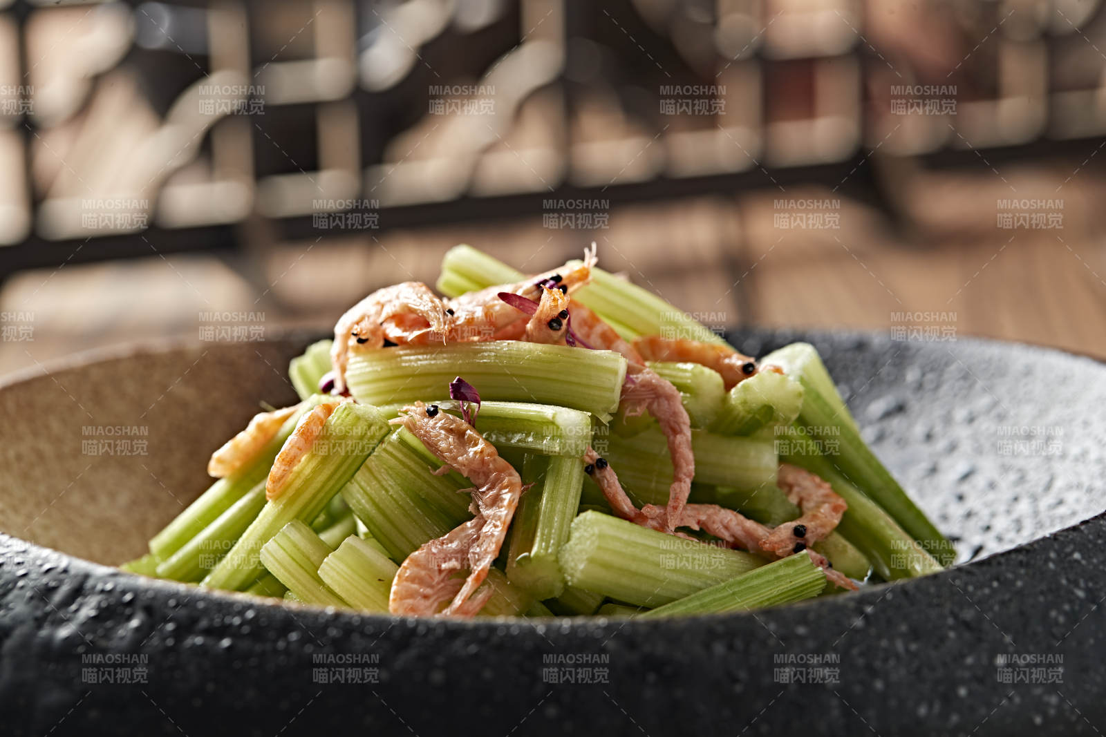 凉拌西芹樱花虾干图片