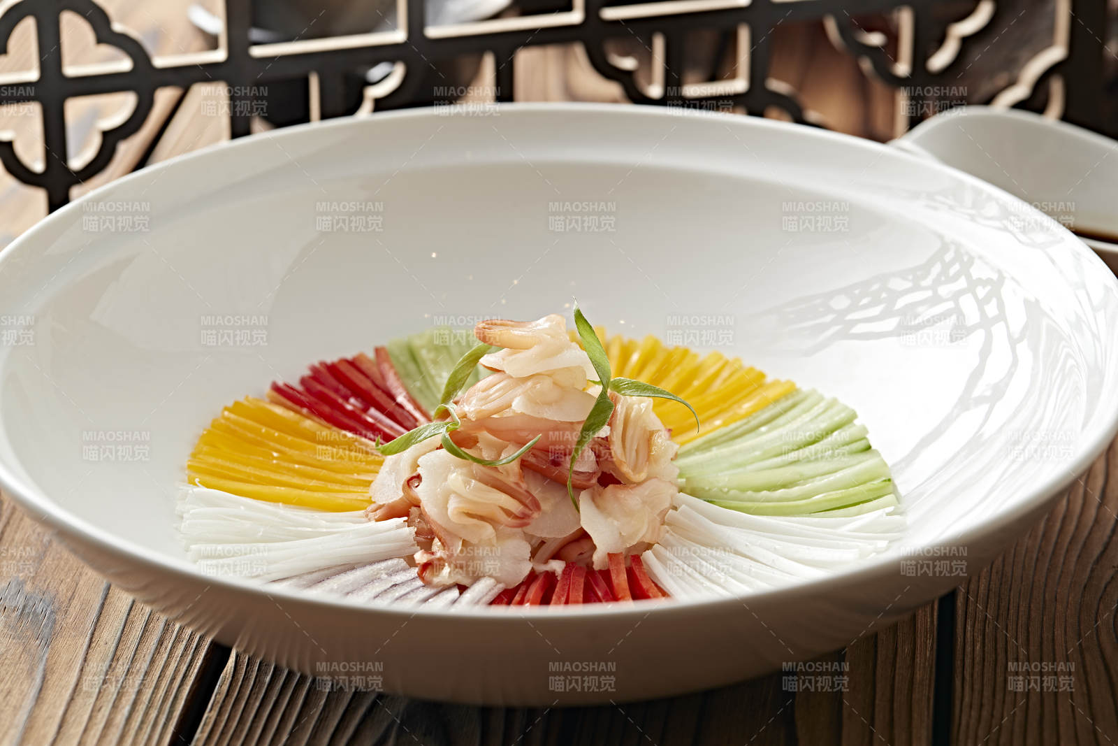 七彩蔬菜丝配蘸汁螺片北极贝尖图片
