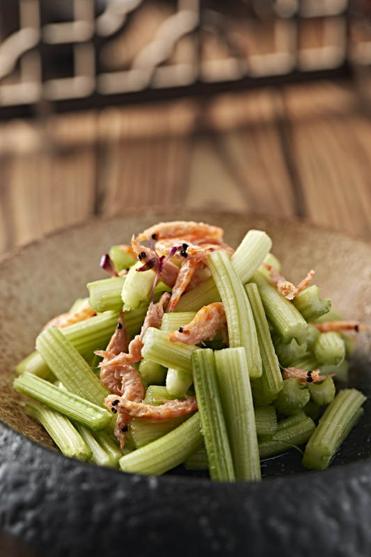 凉拌西芹樱花虾干图片