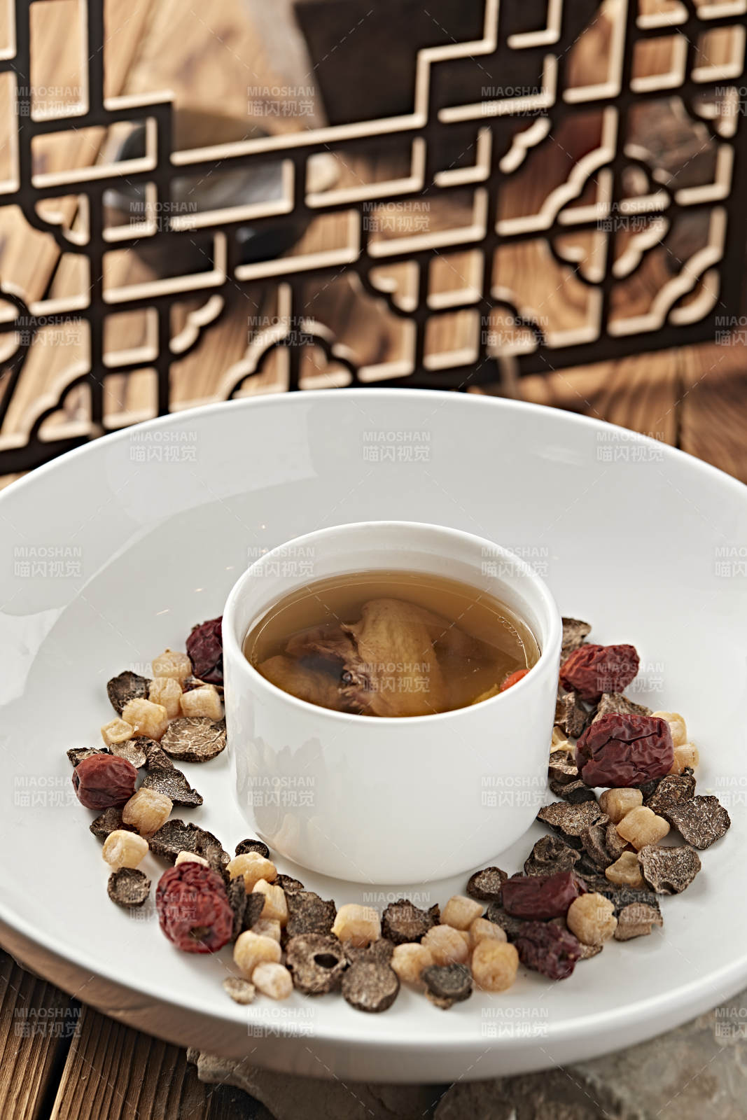 天麻枸杞红枣当归炖老鸡汤图片