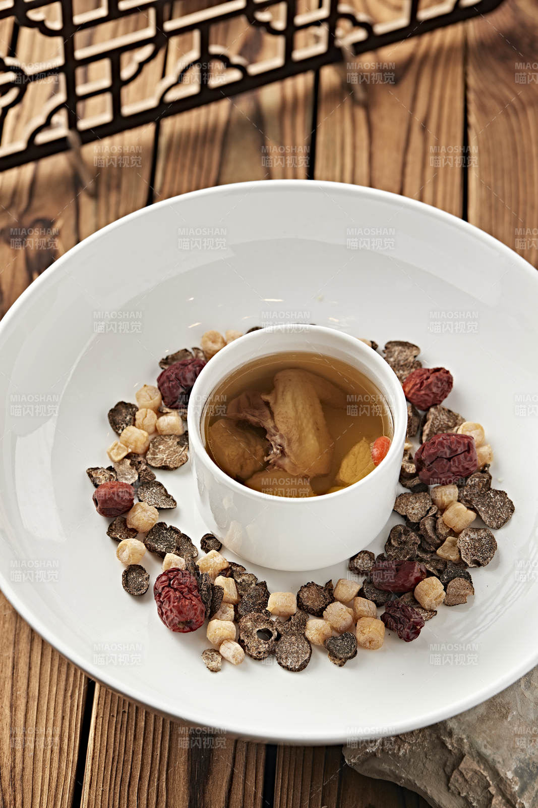 天麻枸杞红枣当归炖老鸡汤图片