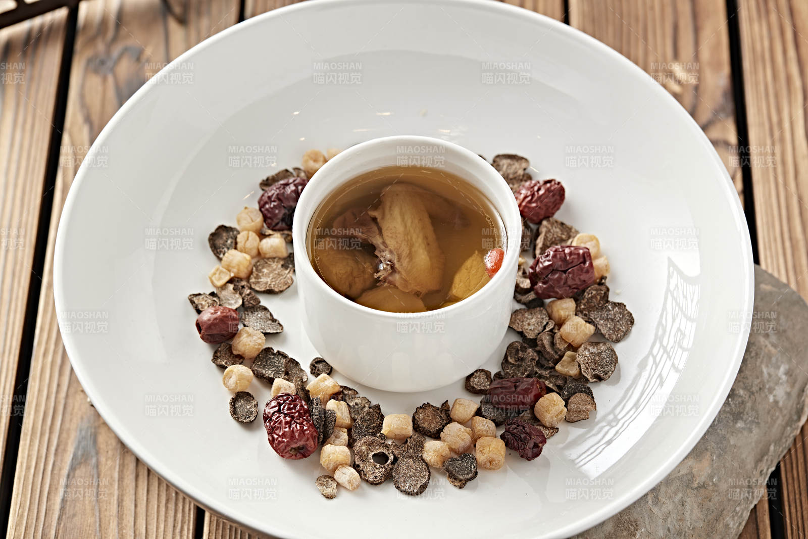 天麻枸杞红枣当归炖老鸡汤图片