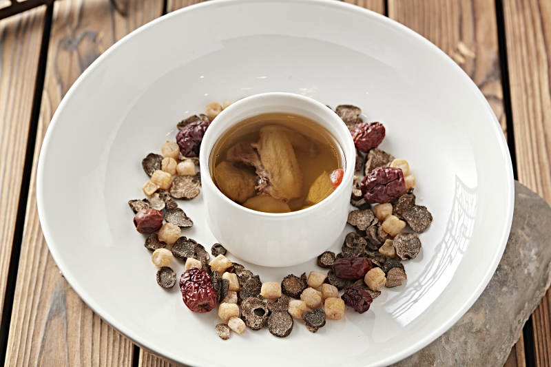 天麻枸杞红枣当归炖老鸡汤图片