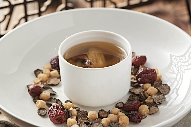 天麻枸杞红枣当归炖老鸡汤图片