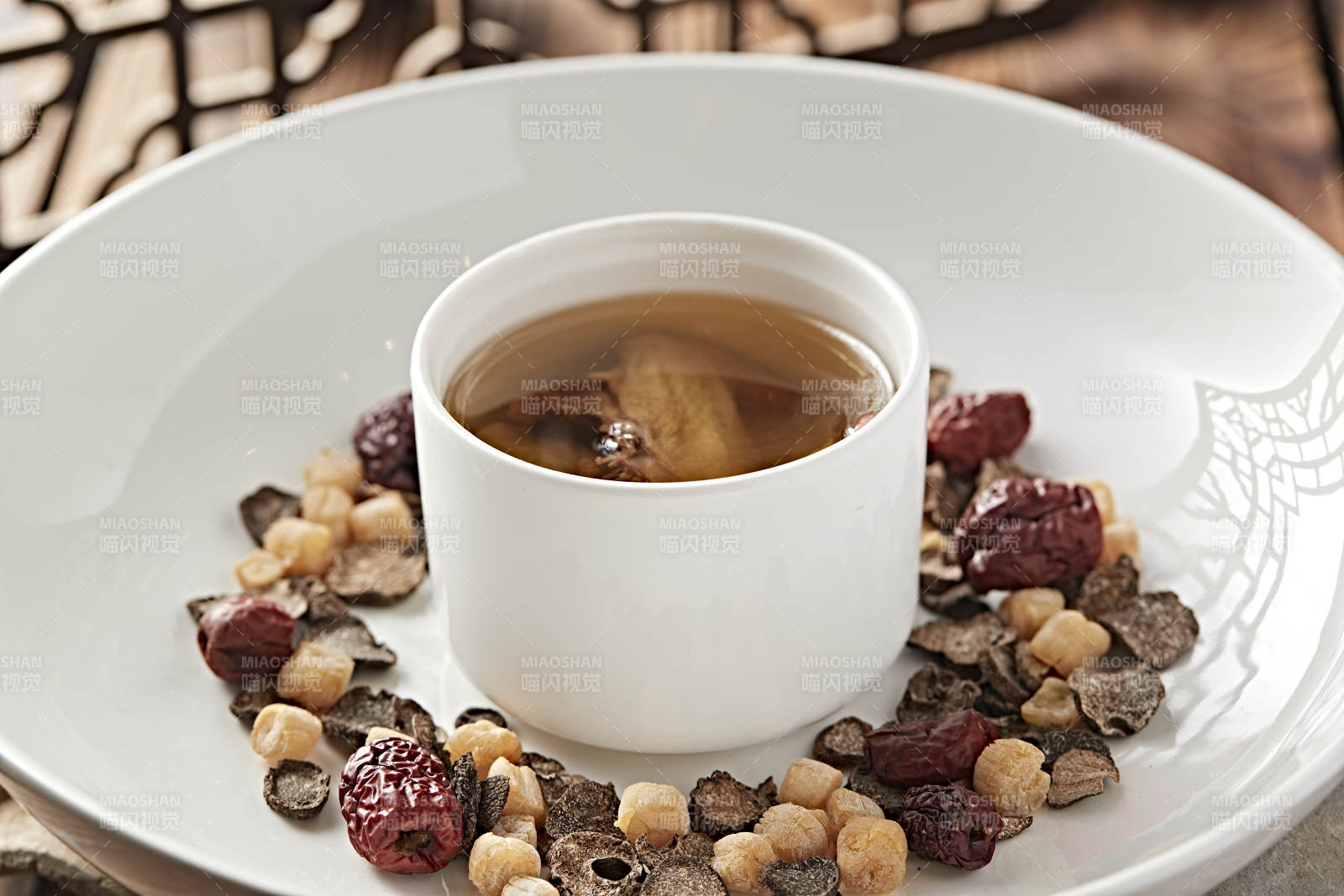 天麻枸杞红枣当归炖老鸡汤图片