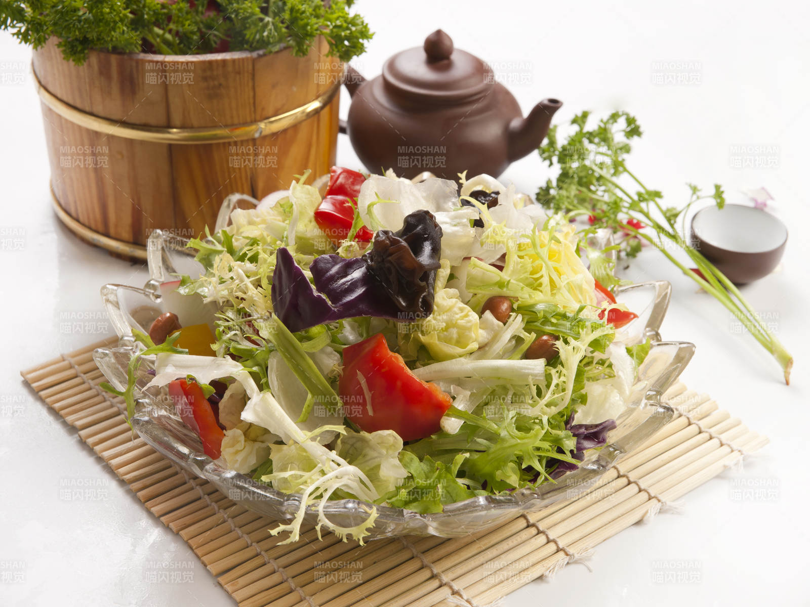 寿司帘上的圆瓷盘装的农家拌菜图片