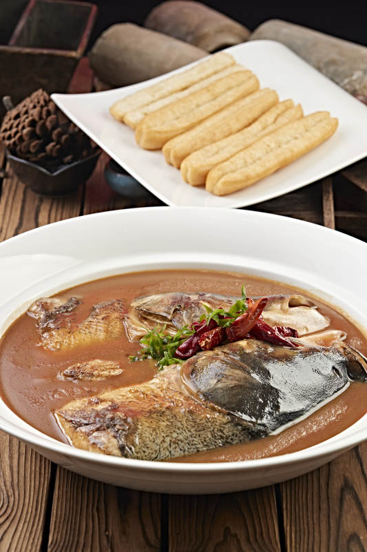 酱炖野生胖鱼头配油条图片