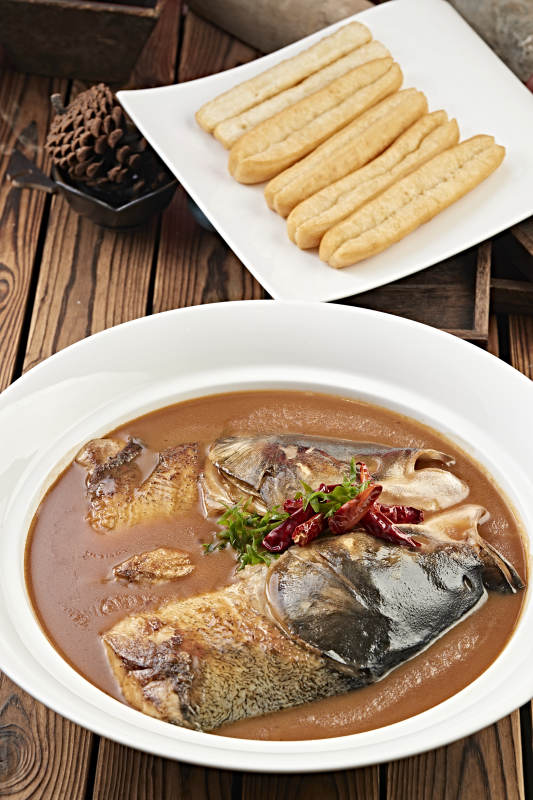 酱炖野生胖鱼头配油条图片