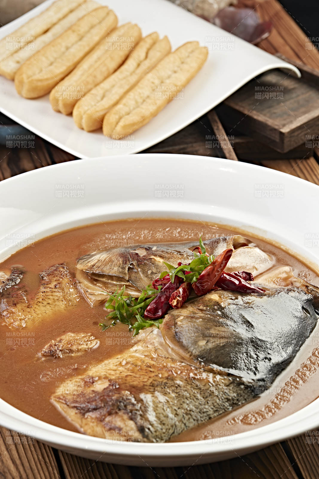 酱炖野生胖鱼头配油条图片