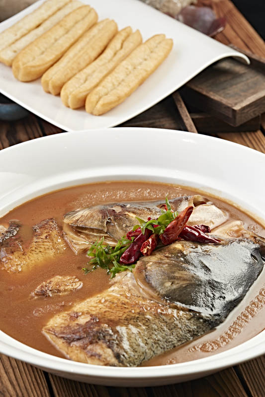 酱炖野生胖鱼头配油条图片