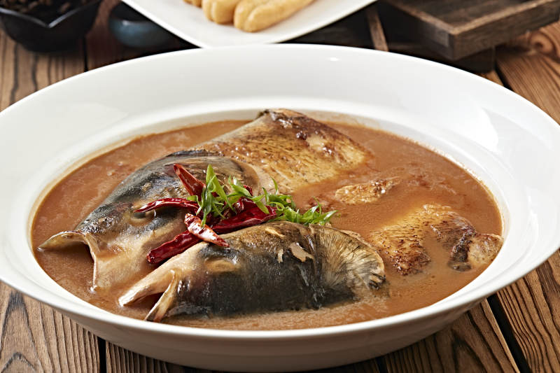 酱炖野生胖鱼头配油条图片