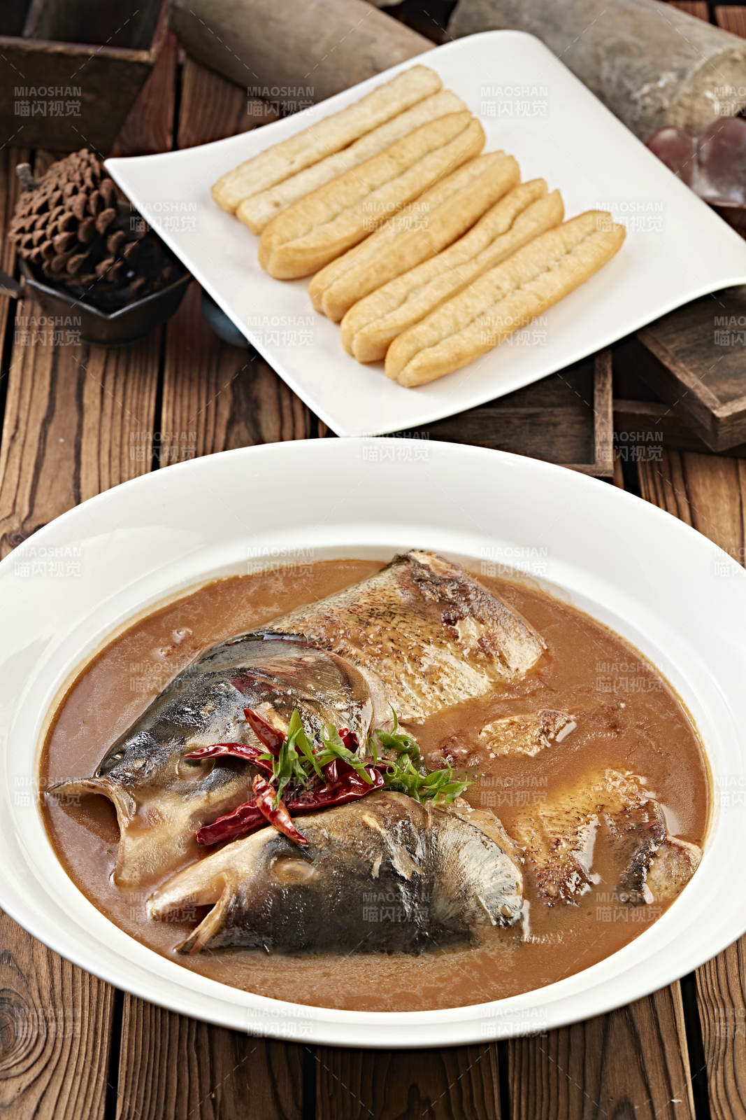 酱炖野生胖鱼头配油条图片