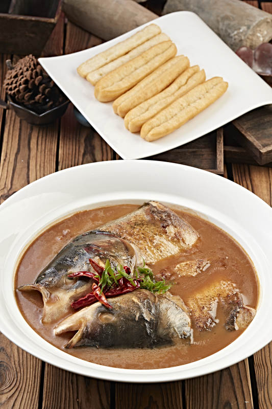 酱炖野生胖鱼头配油条图片