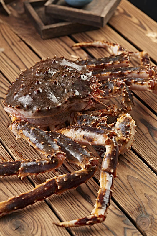 木板上的北美阿拉斯加帝王蟹图片