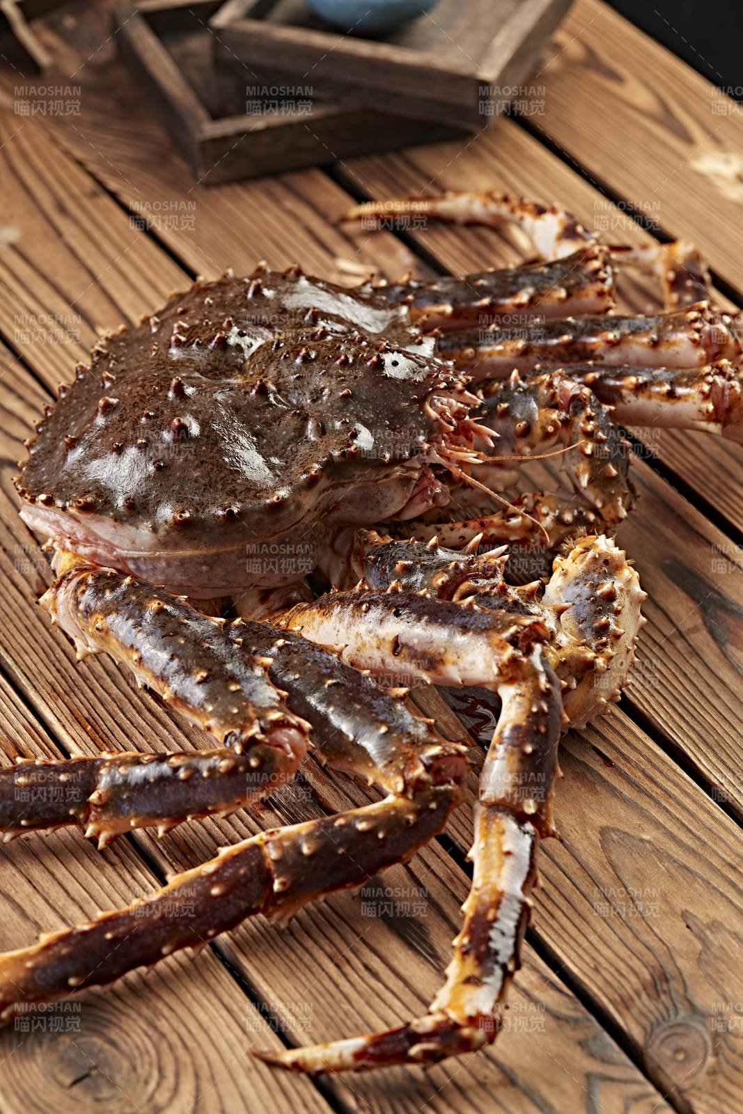 木板上的北美阿拉斯加帝王蟹图片