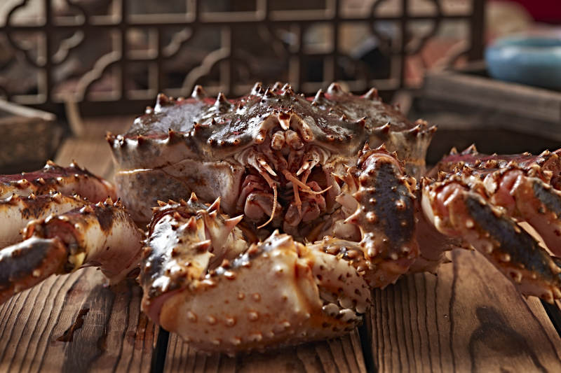 木板上的北美阿拉斯加帝王蟹图片