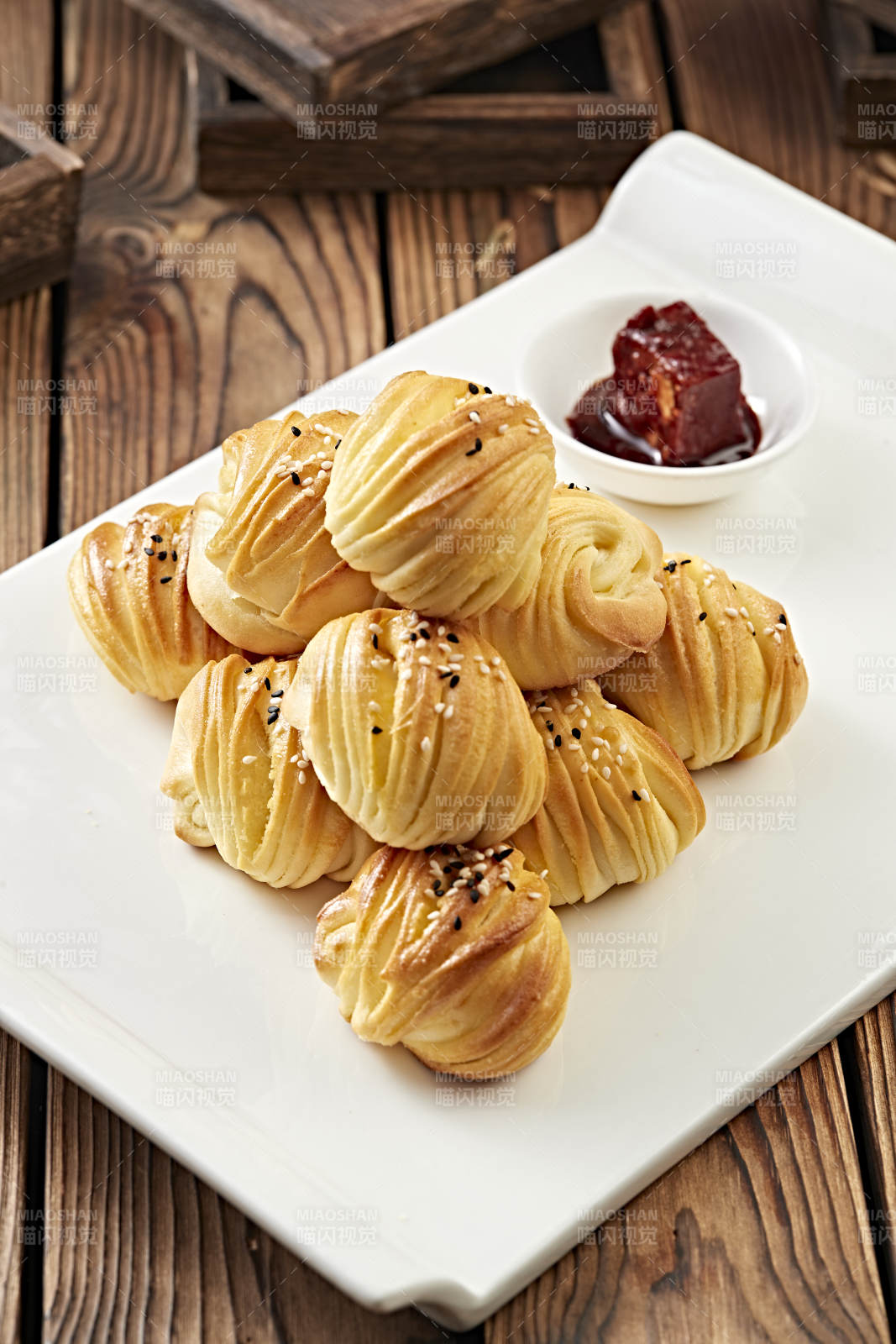 烘烤麻油小花卷图片