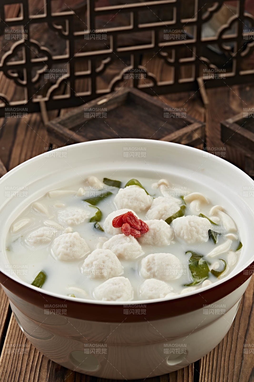 枸杞白玉菇海带炖奶汤鱼丸图片