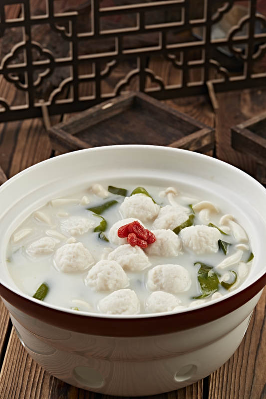 枸杞白玉菇海带炖奶汤鱼丸图片