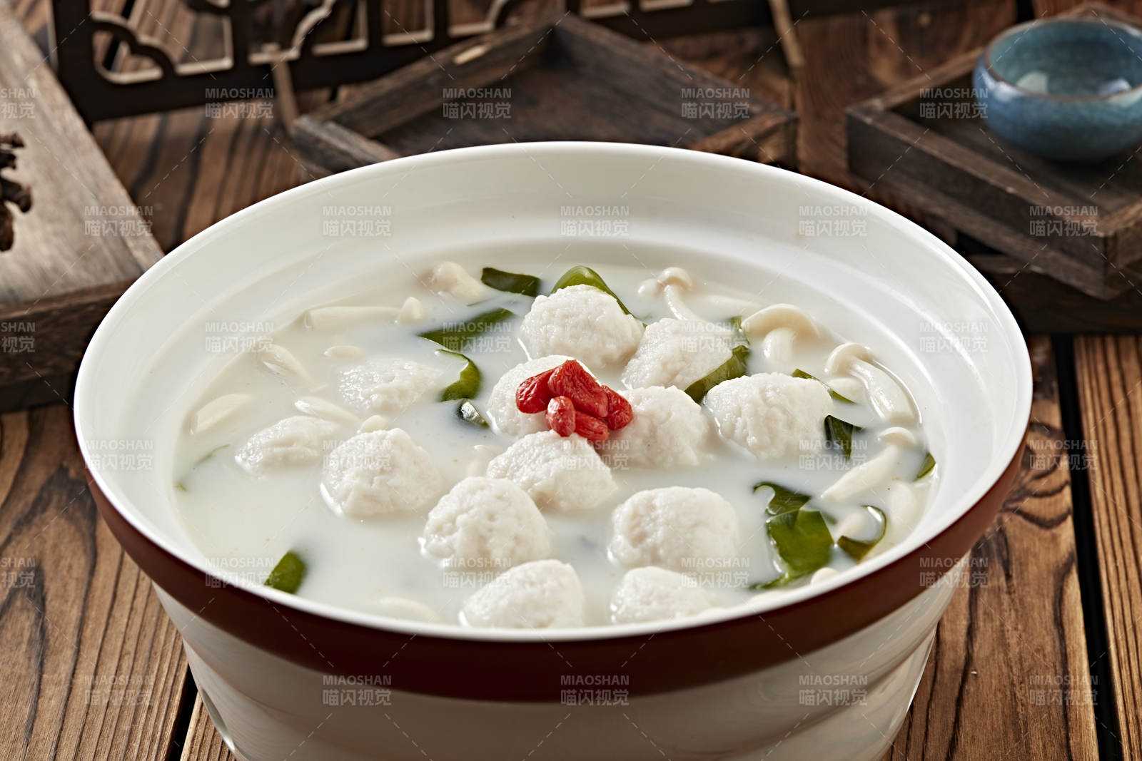 枸杞白玉菇海带炖奶汤鱼丸图片