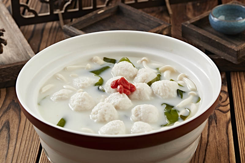 枸杞白玉菇海带炖奶汤鱼丸图片