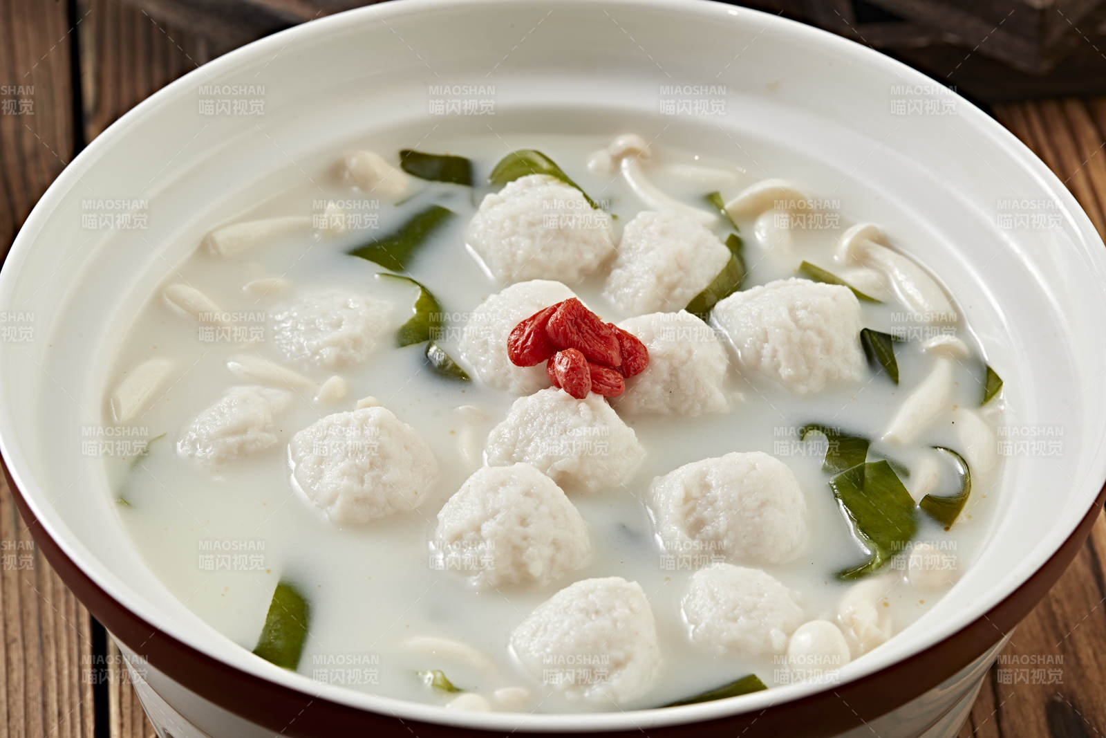 枸杞白玉菇海带炖奶汤鱼丸图片